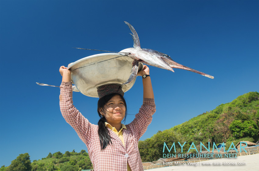 Dawei Peninsula in Myanmar: Marktfrauen mit frischem Fisch im Dorf Paw La Mor, nahe dem Strand Tizit