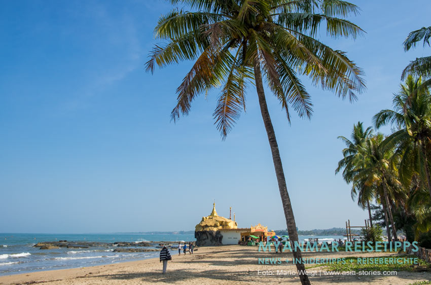 Palmen und goldene Pagode am Chaungtha Beach in Myanmar
