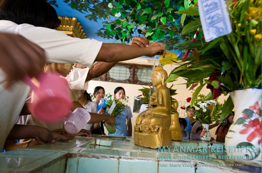 Myanmar Reisetipps | Magwe | Am Vollmondtag zum Lichterfest Thadingyut kommen viele Gläubige in der Pagode Mya Tha Lun zum Beten und Spenden.