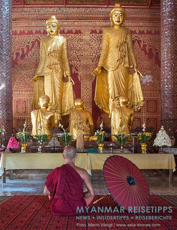 Meditierender Mönch im buddhistischen Holzkloster U Nar Aunk, nahe Mawlamyaing.