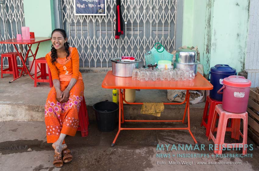 Myanmar: Kleiner Stand mit Erfrischungen auf dem Markt in Mawlamyaing.