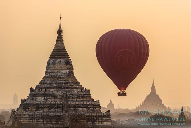 Mit dem Ballon über der Tempelebene in Bagan schweben. Dieser Ballon gleitet im Morgenlicht über die Tempel.