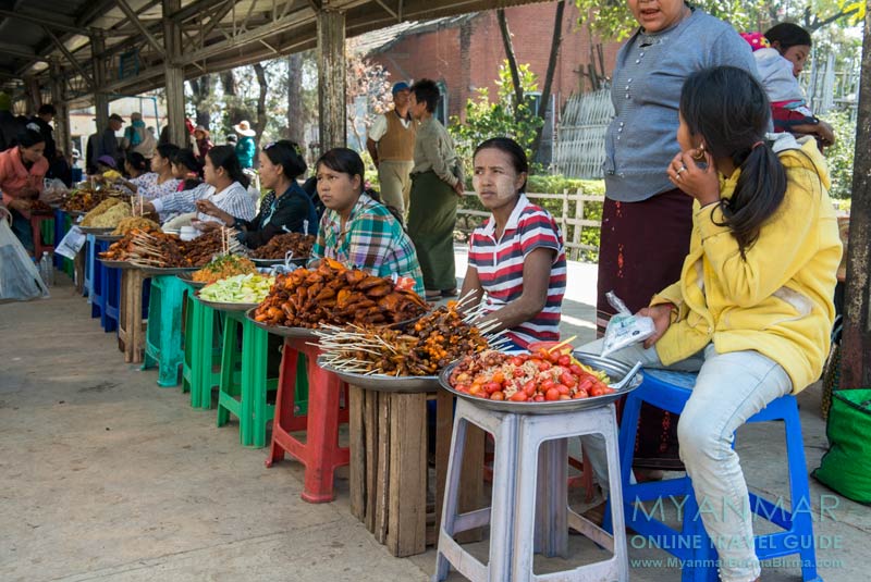Stopp am Bahnhof in Kyaukme. Hier warten schon Händler mit dem Essen für die Fahrgäste.