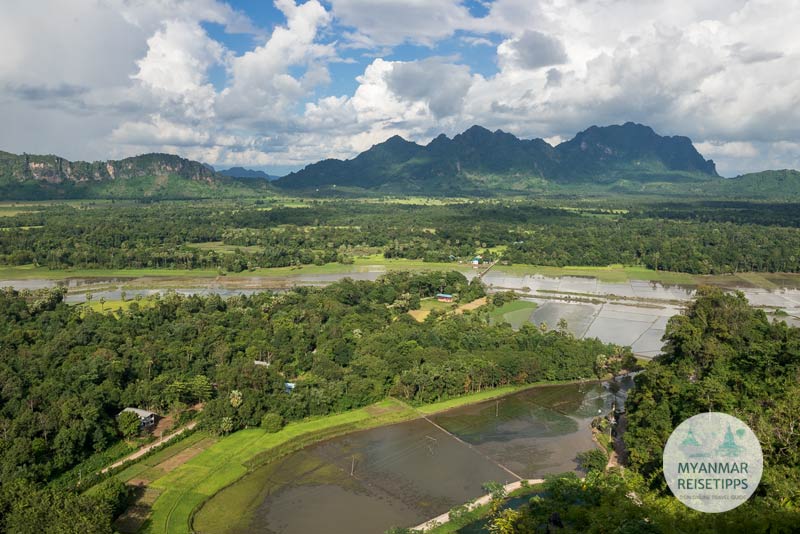 Myanmar: Aussicht oberhalb der Höhle Kaw Ka Taung auf die Karstlandschaft und Reisfelder in der Nähe von Hpa-an.