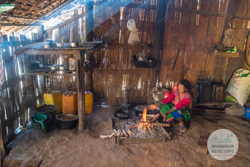 Myanmar Reisetipps | Loikaw | Traditionell gekleidete Frau der Lisu in ihrem Haus