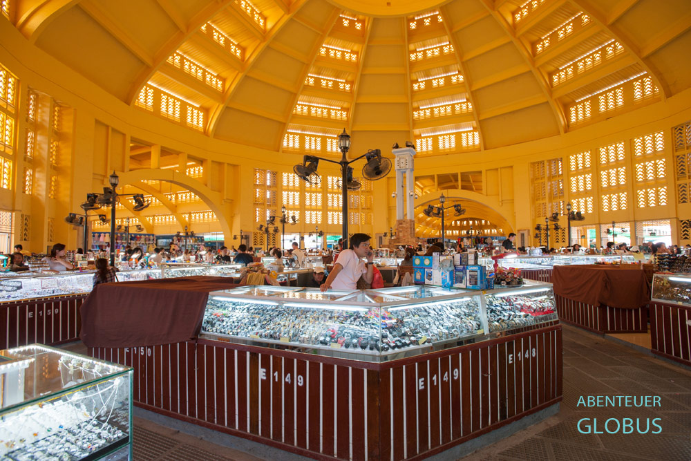 Im Zentralmarkt werden Schmuck und Edelsteine angeboten. Die Kuppel des Marktes ist ein Highlight der Architektur.