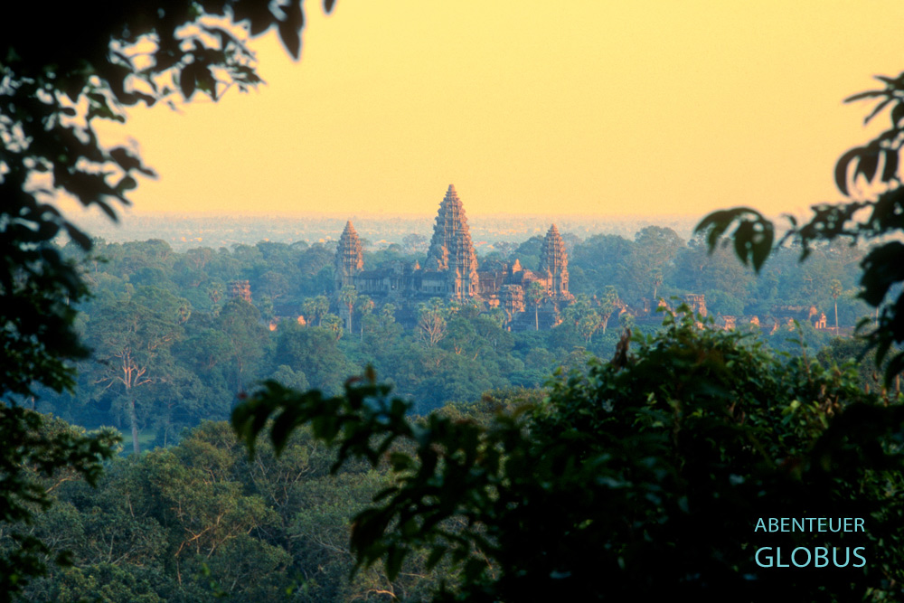 Kambodscha, Angkor, Berg Phnom Bakheng, Nach dem Aufstieg wird man mit dieser Aussicht auf Angkor Wat belohnt.