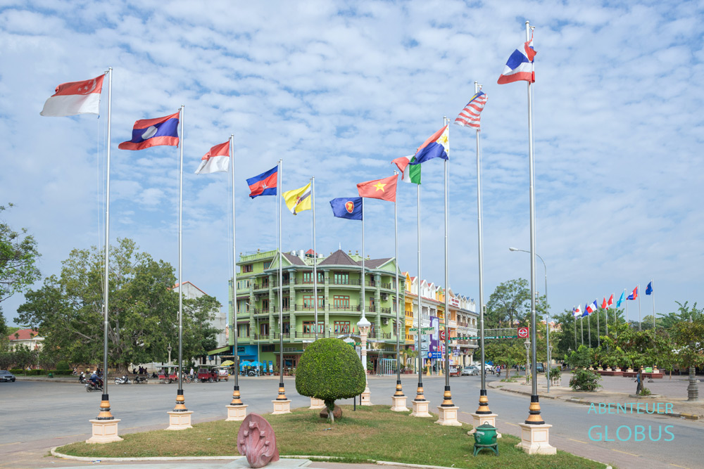 Gut beflaggt ist die Flusspromenade am Sanker in Battambang