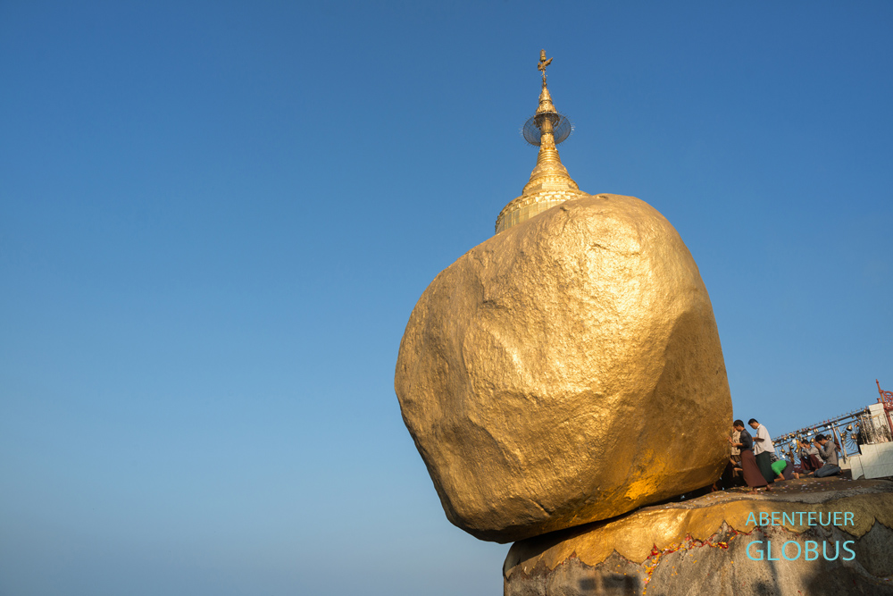 Myanmar, Kyaikto, Goldener Felsen Kyaiktiyo thront auf 1100 Meter über dem Meeresspiegel und ist eine der drei wichtigsten Pilgerstätten der Burmesen.