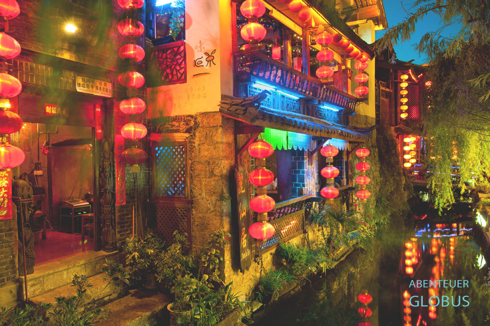 Yunnan, Lijiang. Am Abend werden in der Altstadt die Restaurants, Bars und Souvenirläden beleuchtet.