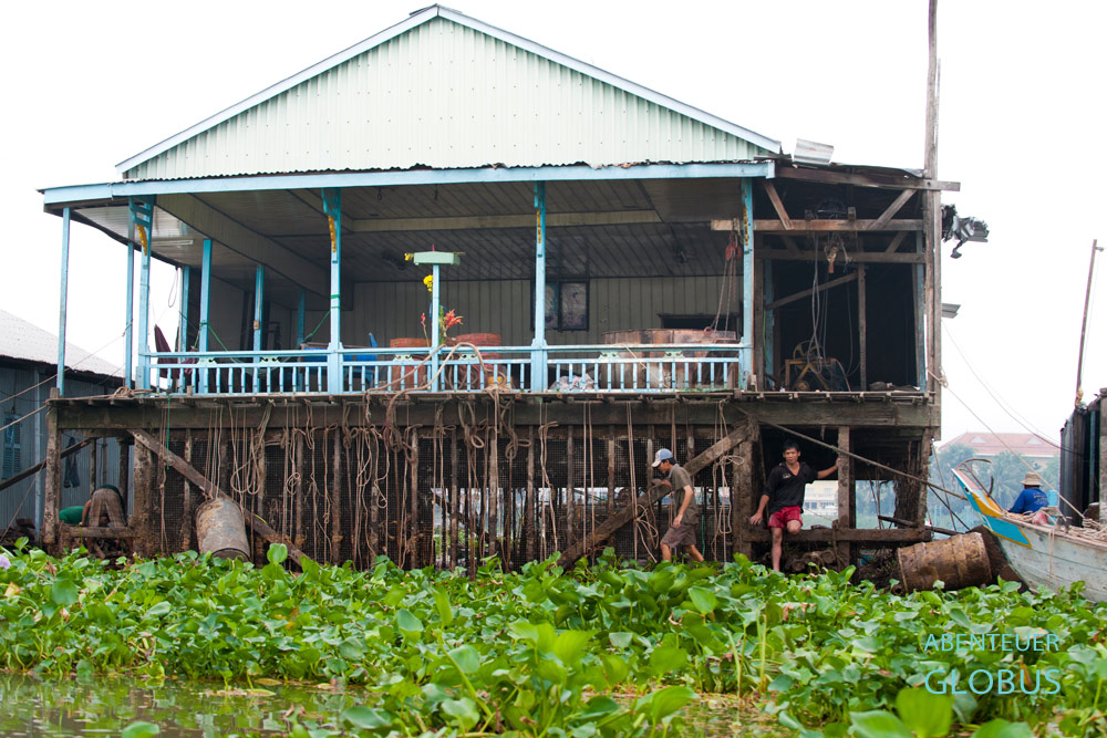 Fischzucht im Mekong-Delta in Chau Doc. Je nach Bauart und Größe des schwimmenden Hauses, hängt der Fischkäfig bis vier Meter in Tiefe.