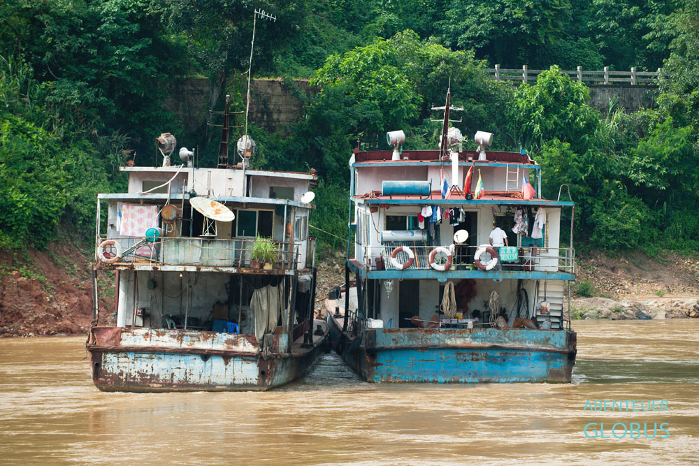 Lastkähne ankern im Mekong am Soah Loi Ferry Checkpoint der Eastern Shan State Special Region.