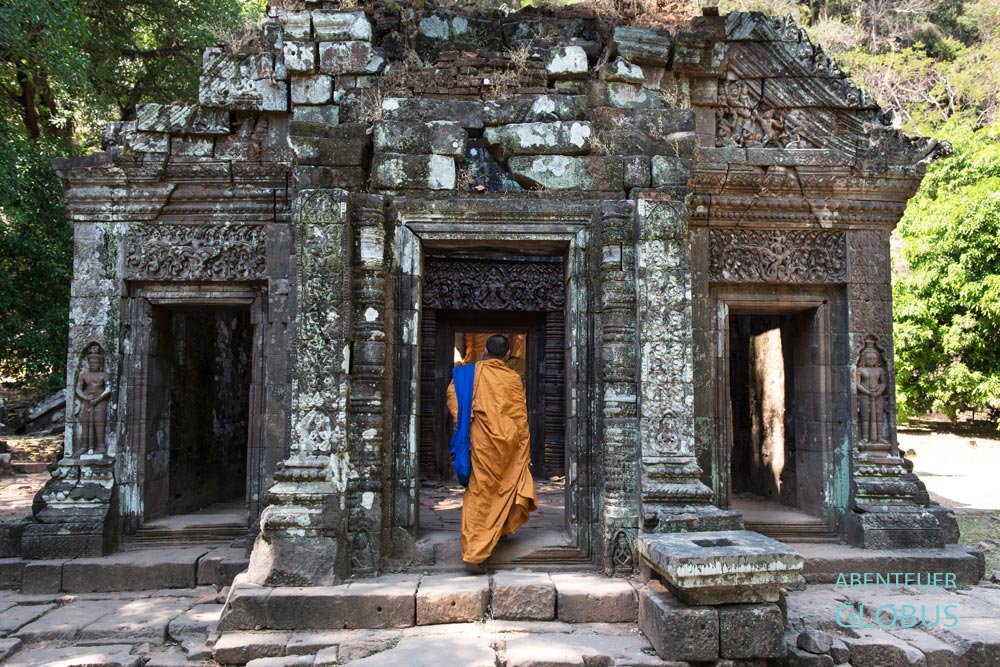 Unweit vom Mekong in Champasak liegt der Tempel Wat Phou. Hier besucht ein Mönch das Heiligtum am Morgen.