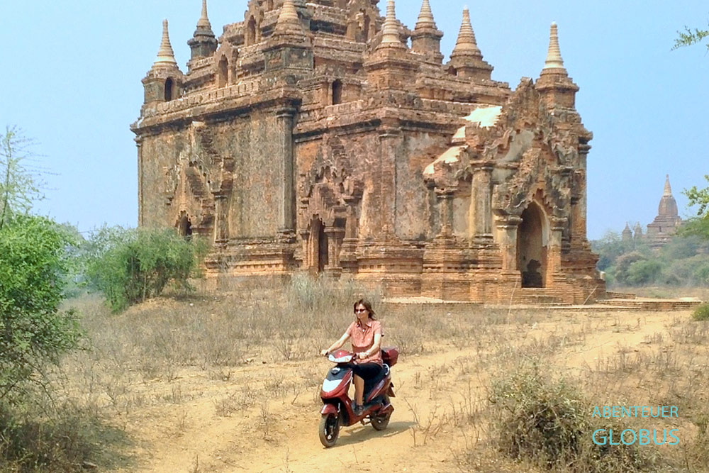 Per Motorroller lässt sich bequem die Tempelstadt Bagan in Myanmar erkunden.