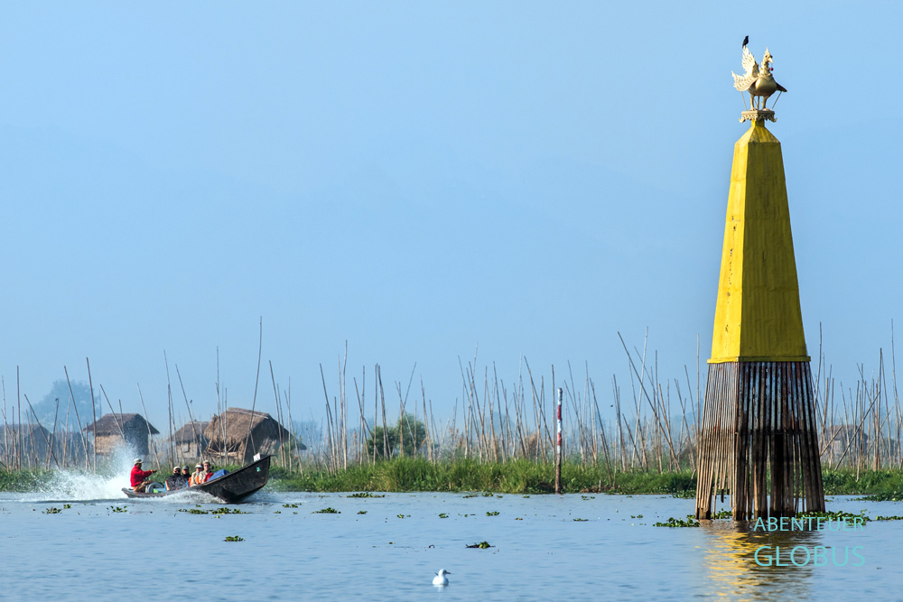 Eine gelbe Säule direkt an der Unfallstelle, auf der eine Shwe Hintha (goldene Gans) sitzt, erinnert an die damalige Katastrophe auf dem Inle-See im Oktober 1963.