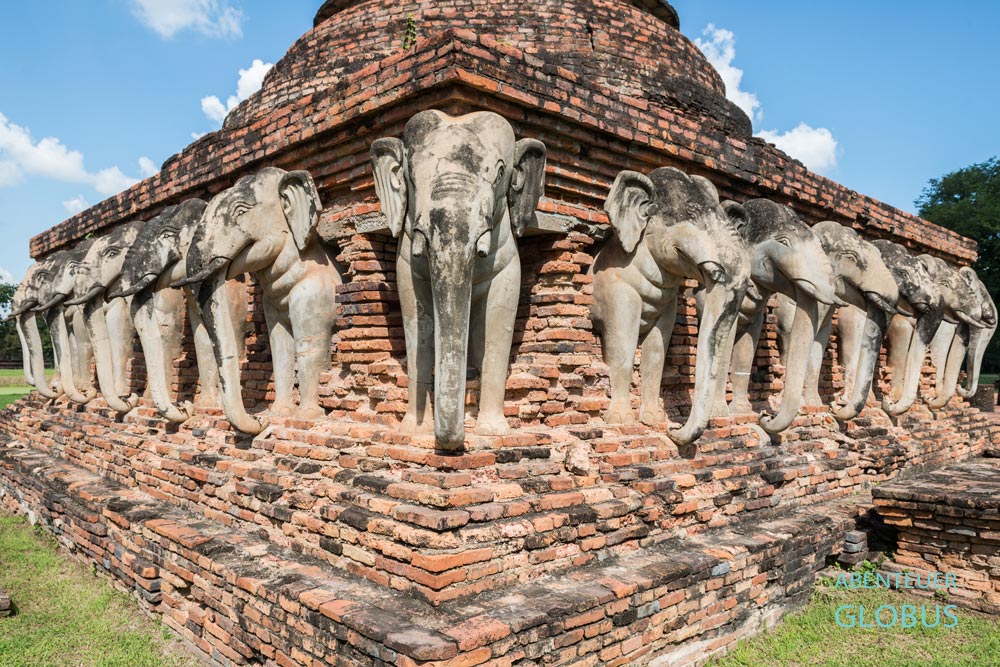 Sukhothai, Elefantenmotive gibt es in ganz Thailand, hier Steinelefanten am Tempel Wat Sorasak im Sukhothai Historical Park.