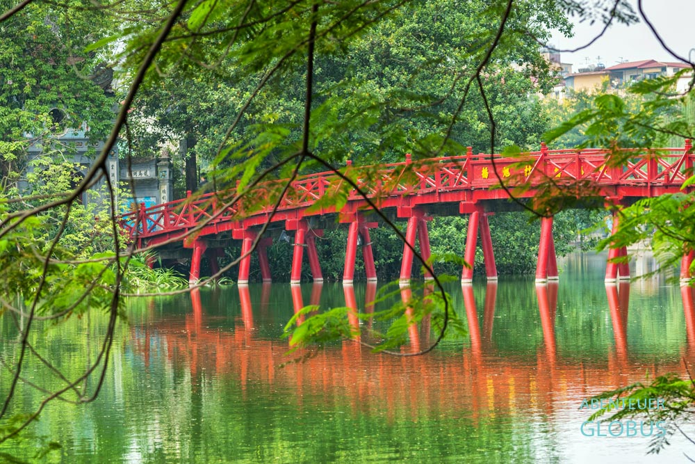 Eine ruhige Oase in Vietnams Hauptstadt Hanoi ist der Hoan-Kiem-See, hier mit der roten The-Huc-Brücke.