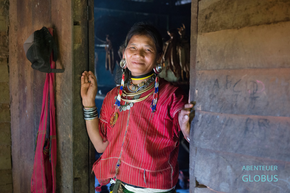 Frau der Kayaw-Ethnie posiert an ihrem Haus in Htay Kho, einem entlegenen Bergdorf in der Kayah-Provinz Myanmars.