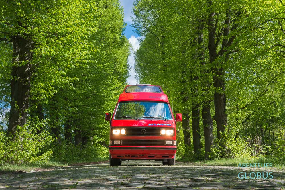 Abblendlicht beim Fahren: Camping und Caravaning mit dem Wohnmobil, Kastenwagen oder Bulli durch Montenegro. 