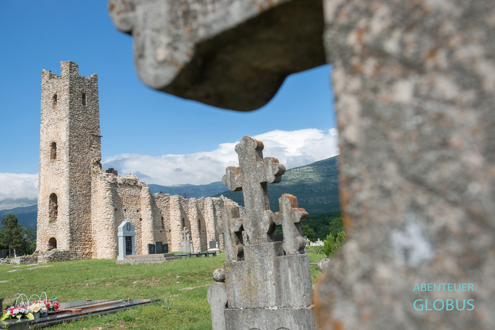 Ruine der Kirche des Heiligen Erlösers und Gräber bei Vrlika in Kroatien