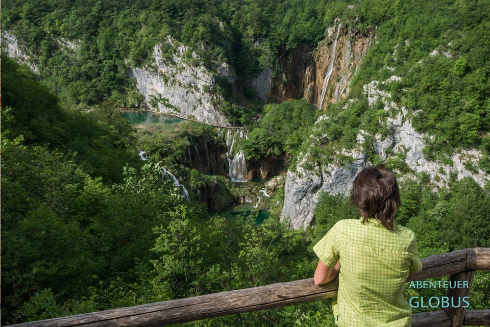 Aussichtsterrasse auf den Wasserfall Veliki Slap im Nationalpark Plitvicer Seen 