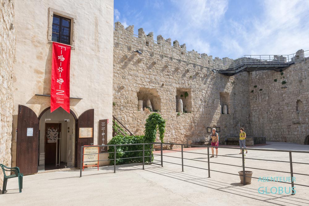 Altstadt Krk auf der Insel in Kroatien: Innenhof der Frankopanen-Festung