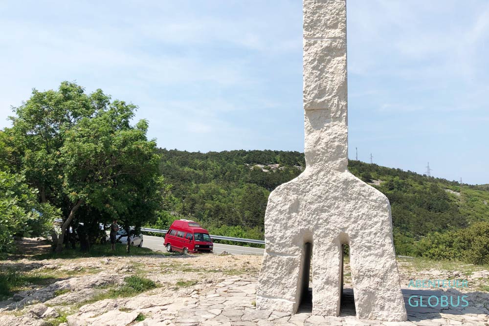 Glagolitisches Schriftzeichen A am Glagoliza-Weg bei Baska auf der Insel Krk in Kroatien