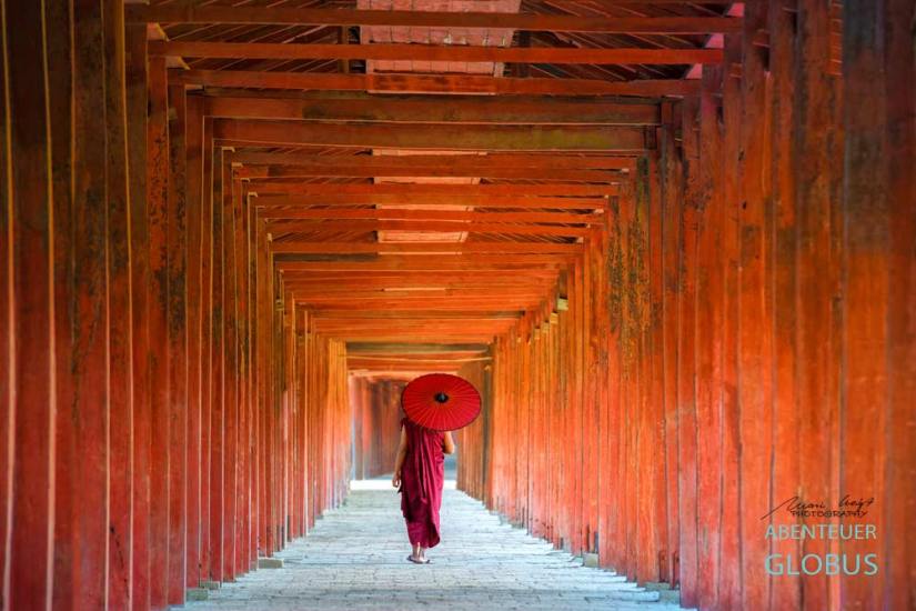 Fotoserie Buddhismus: DER ROTE SCHIRM aus Südostasien | Fotos von Mario Weigt