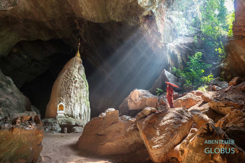Höhlen-Meditation: Fotoserie Der Rote Schirm aus Südostasien, Fotograf Mario Weigt