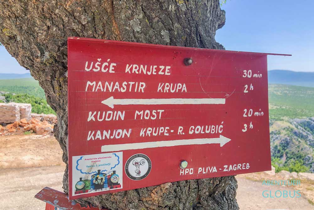Hinweisschild für Wanderungen zurm Kloster Krupa und zur Brücke Kudin Most nahe Zrmanja-Schlucht im Naturpark Velebit in Kroatien