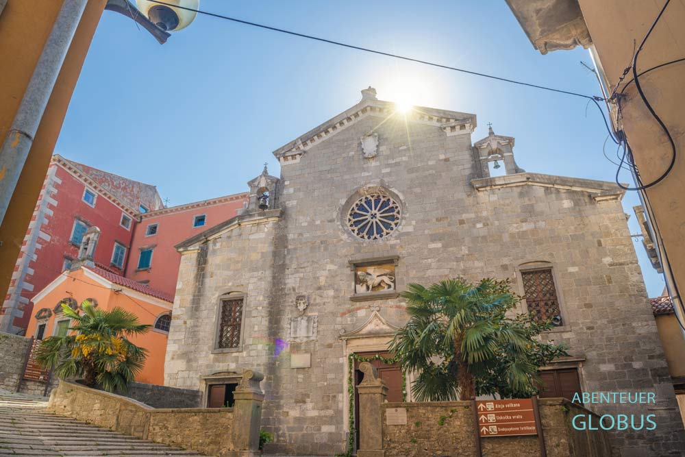 Neben der Stephanskirche und dreischiffigen Kirche Marias Geburt steht der Barockpalast Battiala-Lazzarini in der Altstadt Labin in Kroatien.