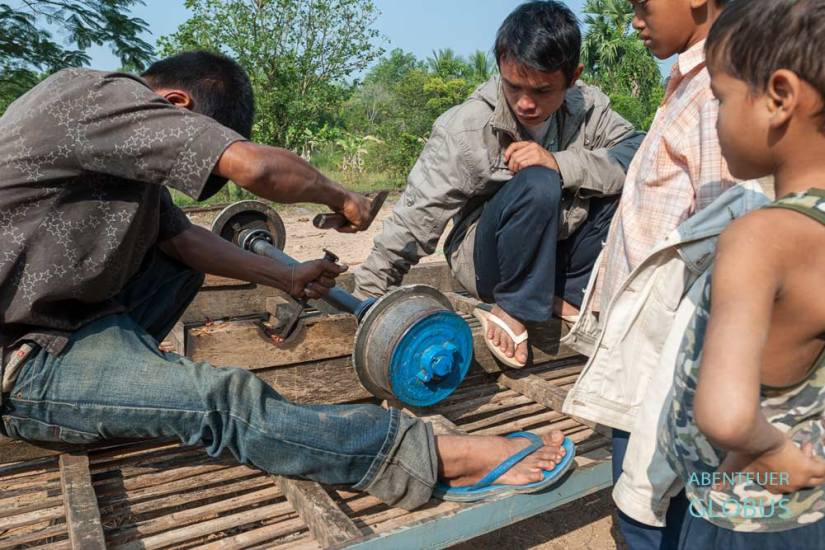 Battambang: Reparatur an den Rädern vom Bambuszug (Bamboo Train)