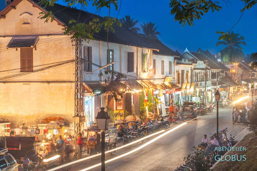 Tipps für Luang Prabang in Laos: Restaurants und Geschäfte in der Hauptstraße Sisavangvong am Abend