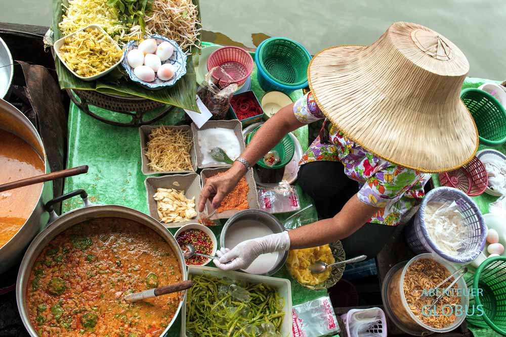Thailand, Bangkok: Verkäuferin auf dem Boot auf einem schwimmenden Markt 