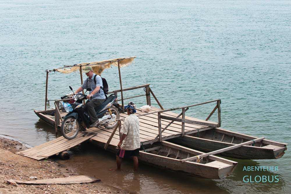 Tipps und Ausflüge für Si Phan Don (4000 Inseln): Mit der Mopedfähre über den Mekong zur Insel Don Som beim Inselhopping