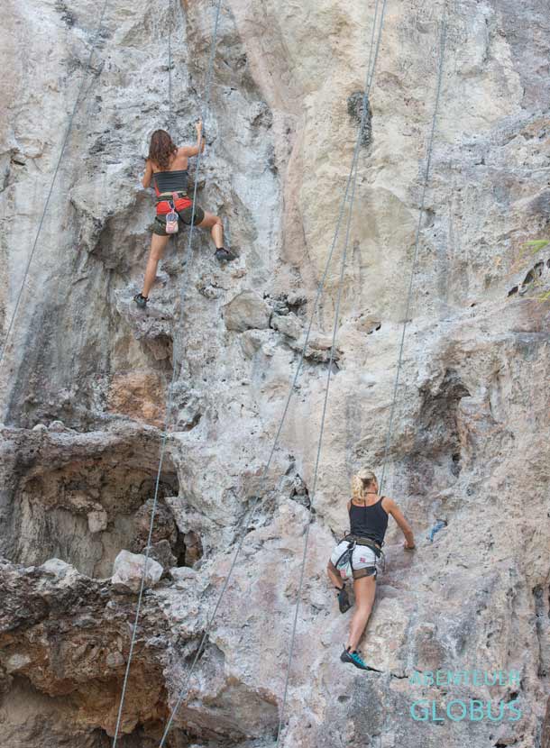 Kletterparadies Railay: Kletterer an den Steilwänden am Phra Nang Beach