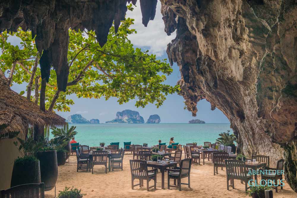 Restaurant mit Gästen im Karstberg am Phra Nang Beach