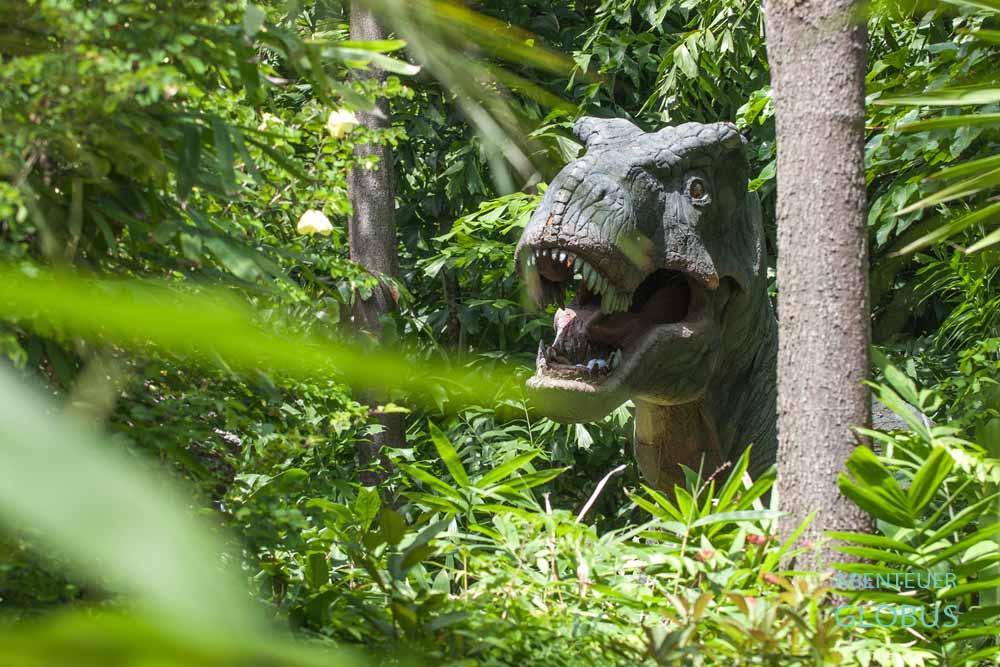 Dino-Skulptur in Dschungelatmosphäre im Dino Park Mini Golf & Restaurant