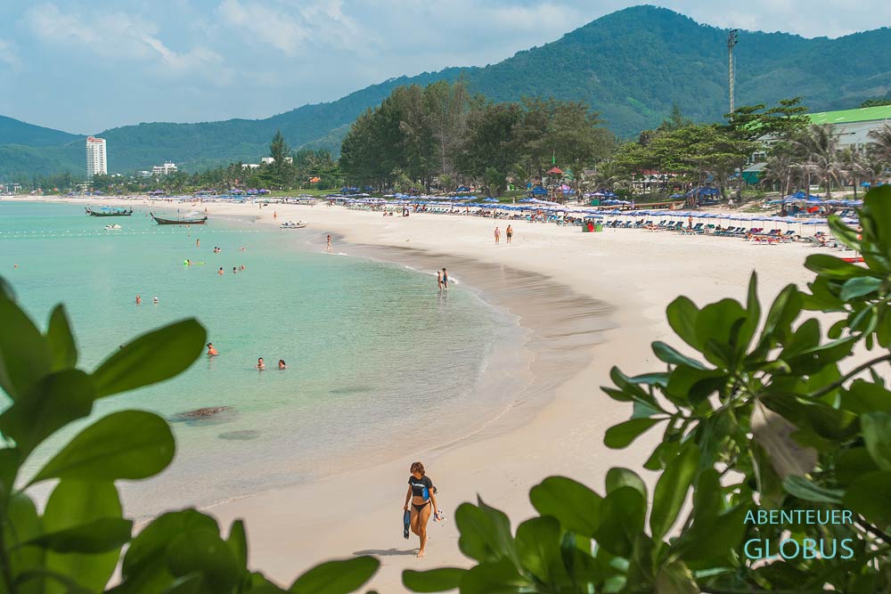 Karon Beach auf Phuket, der beliebte Strand für die ganze Familie