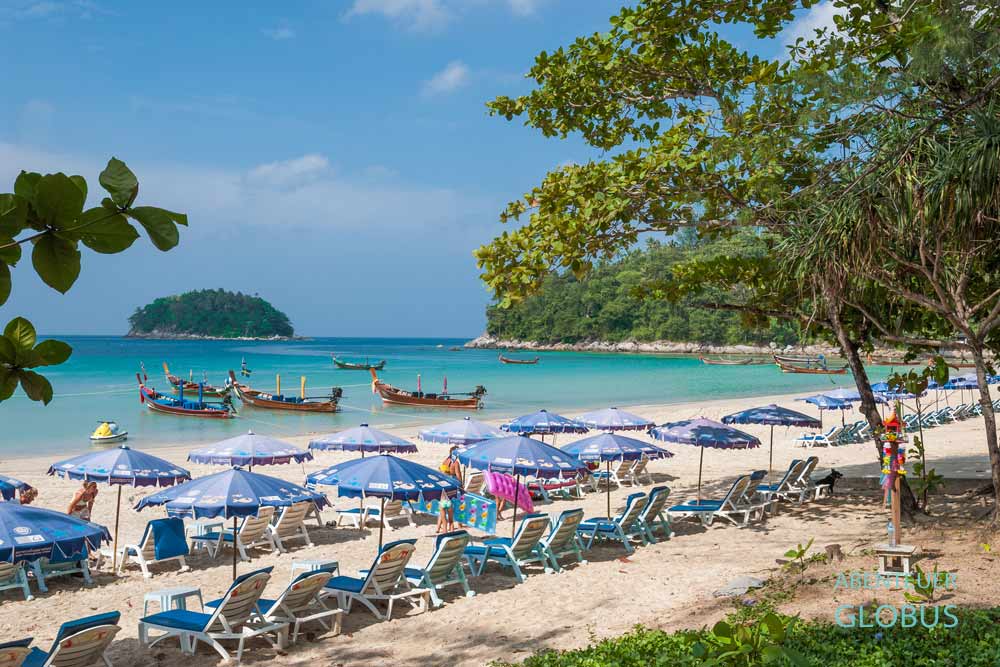 Menschenleer: Kata Beach auf Phuket mit Sonnenschirmen