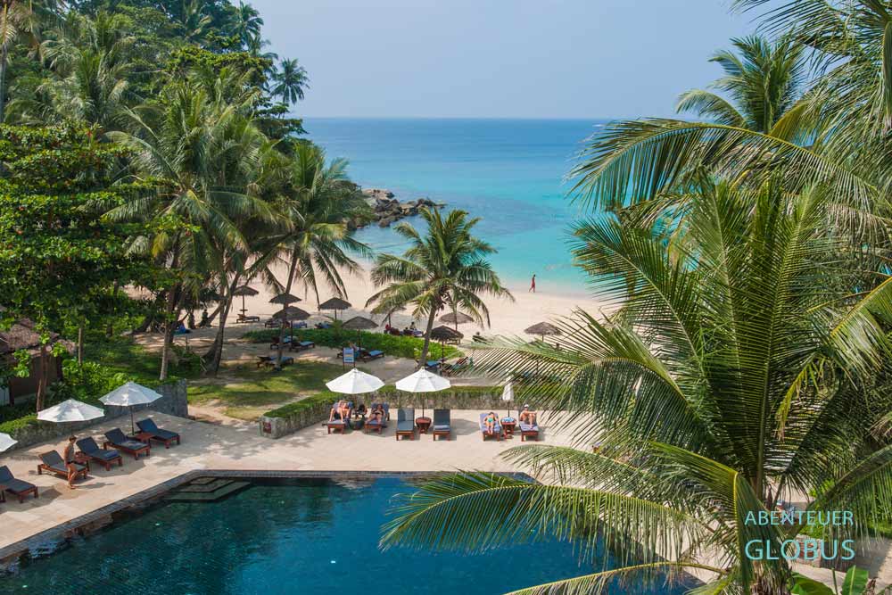 Pansea Beach mit dem exklusiven Resort The Surin auf der Insel Phuket