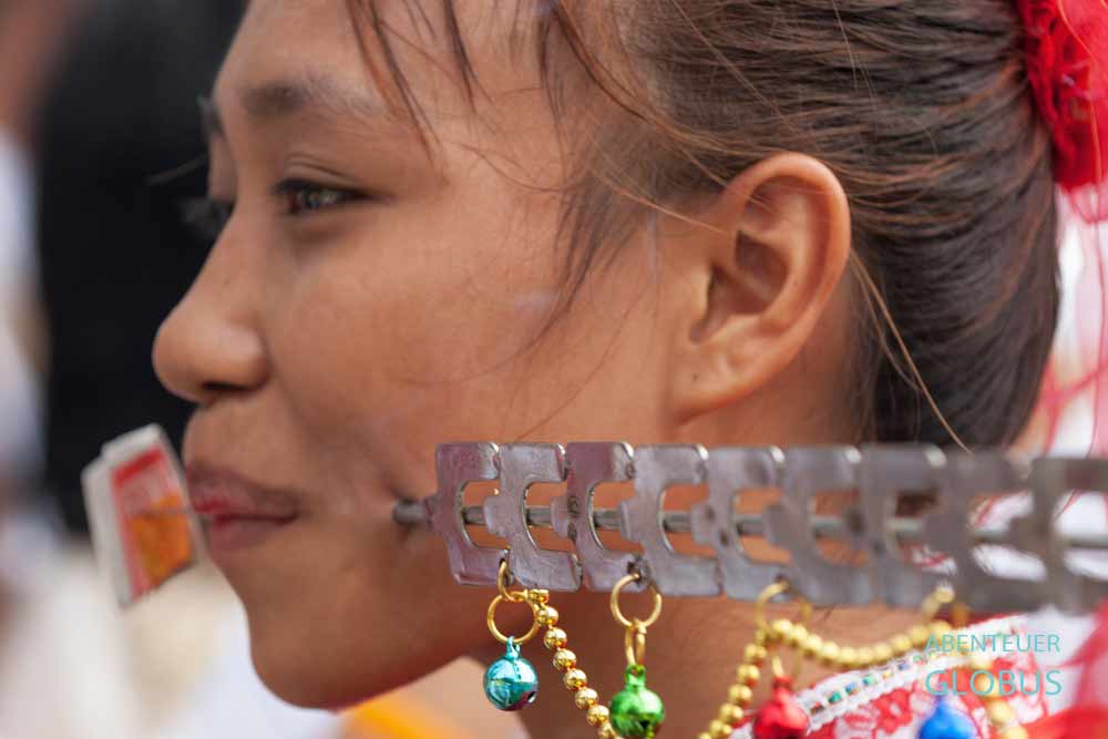 Frau bei Selbstkasteiung zum Phuket Vegetarian Festival: Schmerzen sollen Unheil abwenden.